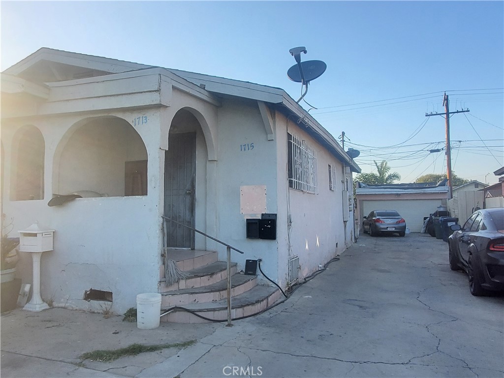 1715 E 70th