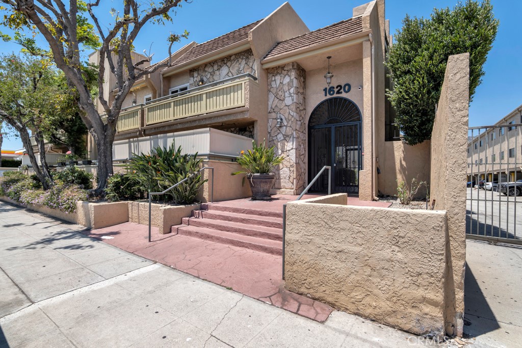 1620 N San Fernando 52