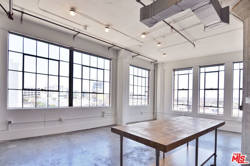 315 E 8th Street 406