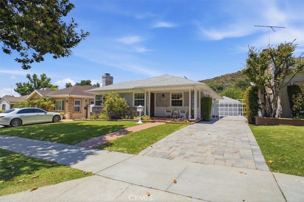 2049 E Glenoaks