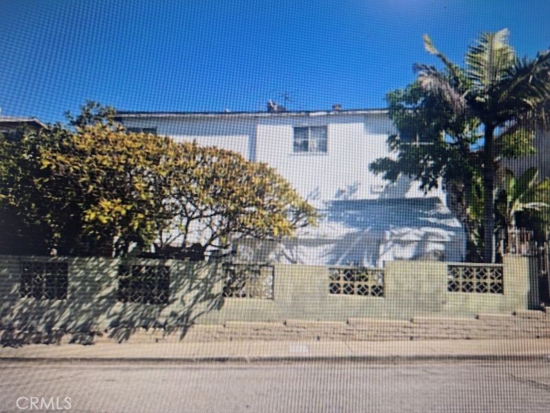 1042 N Market