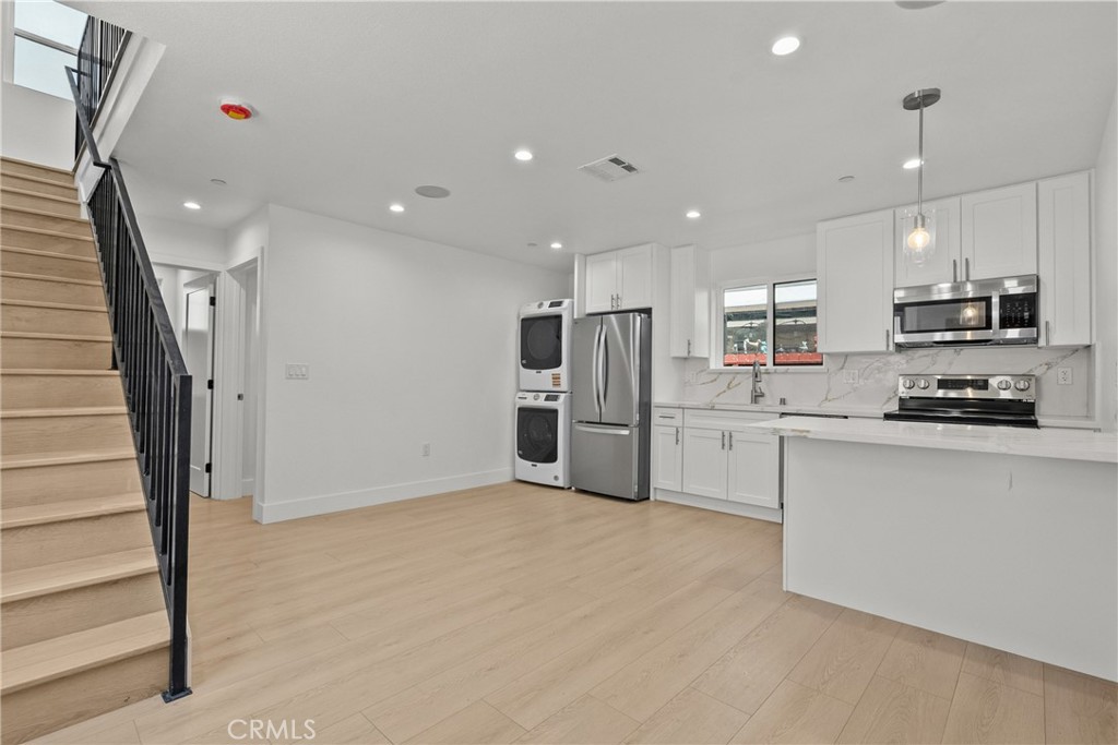 322 Leslie Way