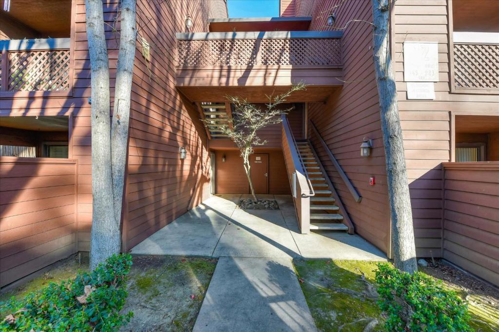 1211 Yarwood Court