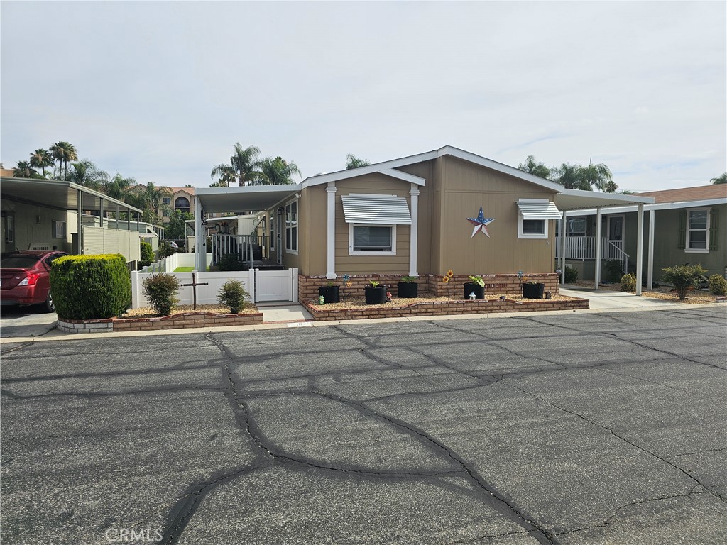 2205 W Acacia Avenue 16