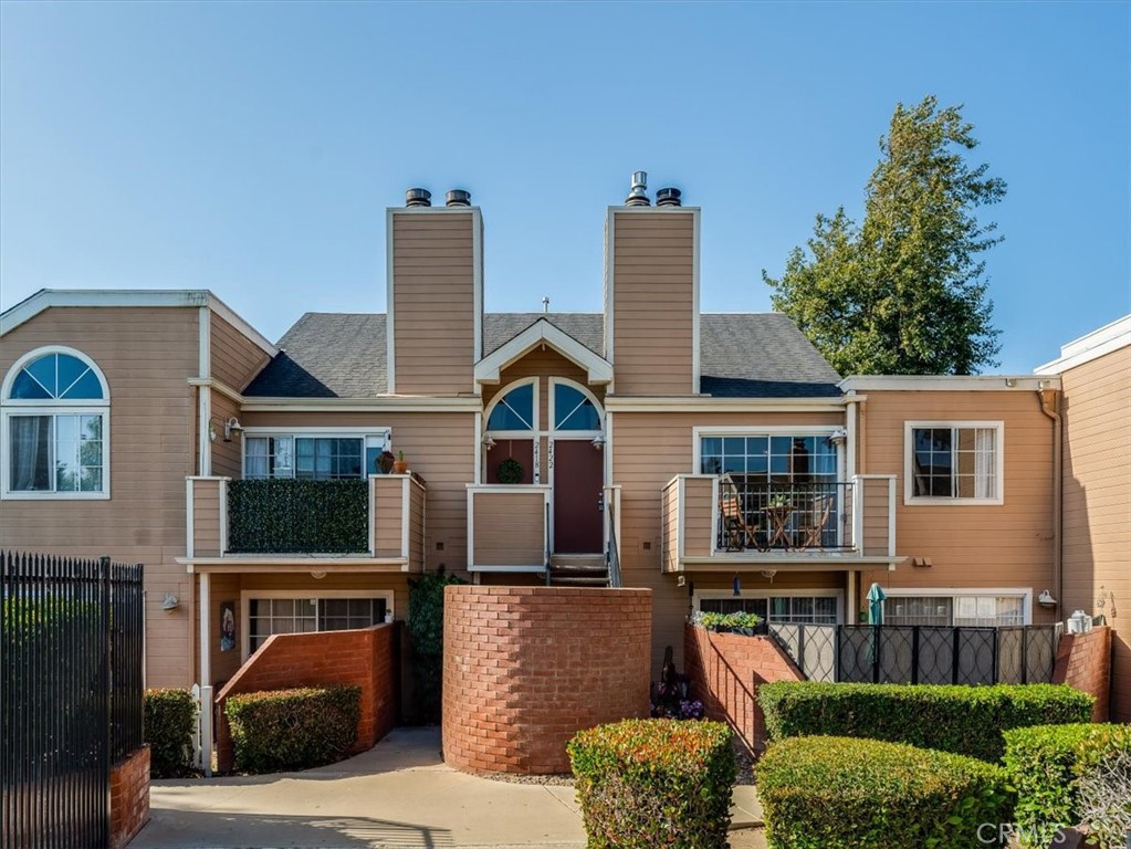2422 Village Green