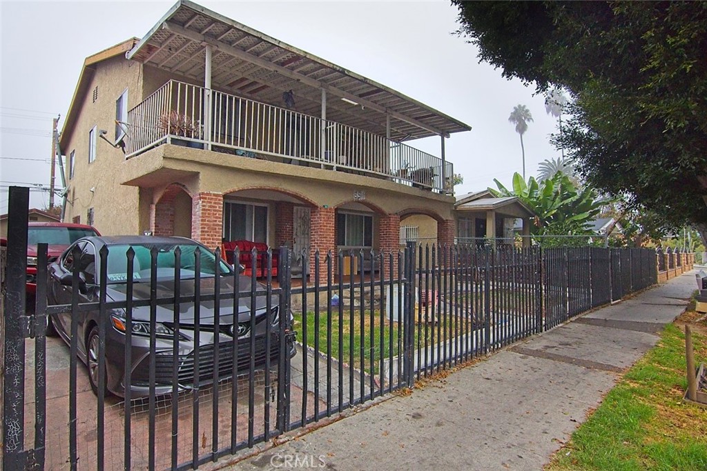 6911 Compton