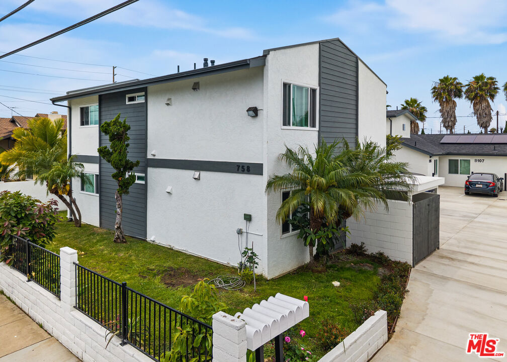 758 W 20th Street