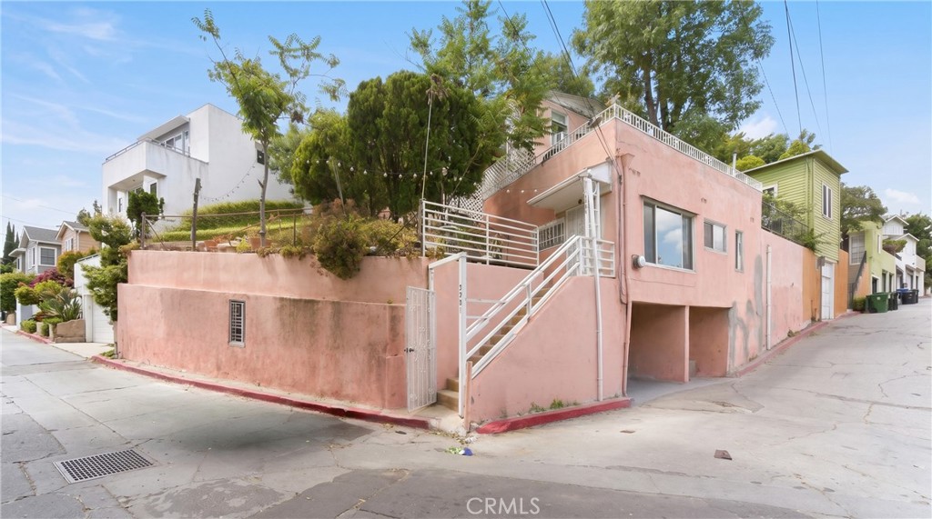 3901 De Longpre Avenue