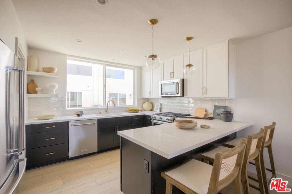 11222 W Victory Boulevard 2