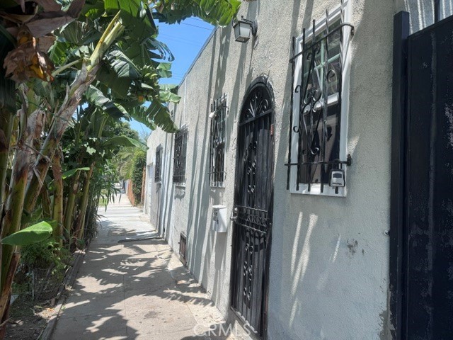 9223 S San Pedro