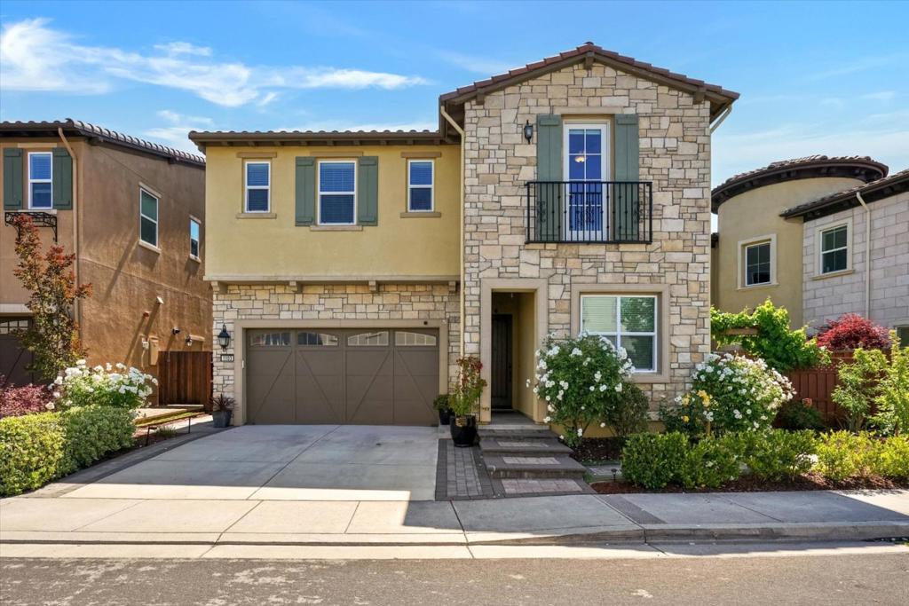 1103 Trumpet Vine Lane