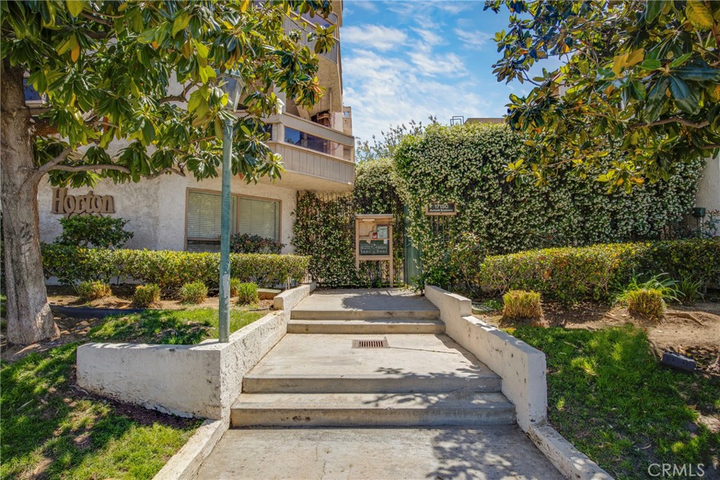 17150 Burbank 23