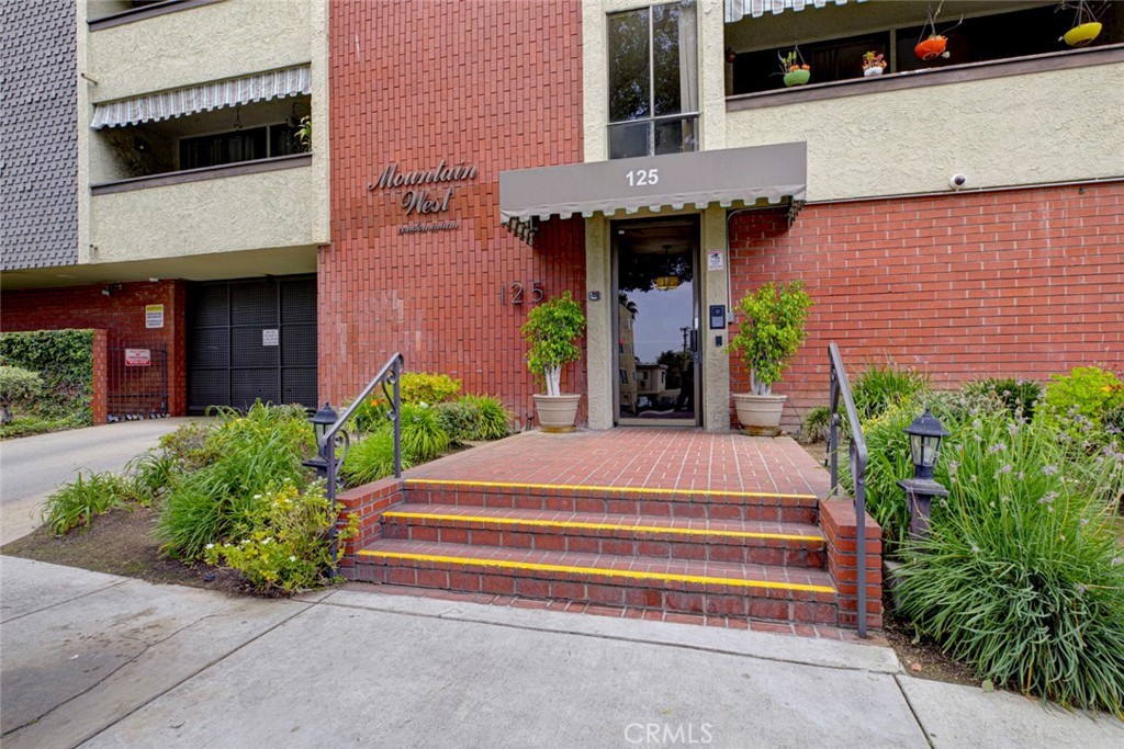 125 W Mountain Street 216