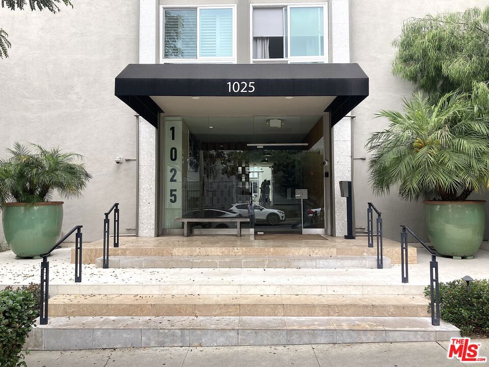 1025 N Kings Road 115