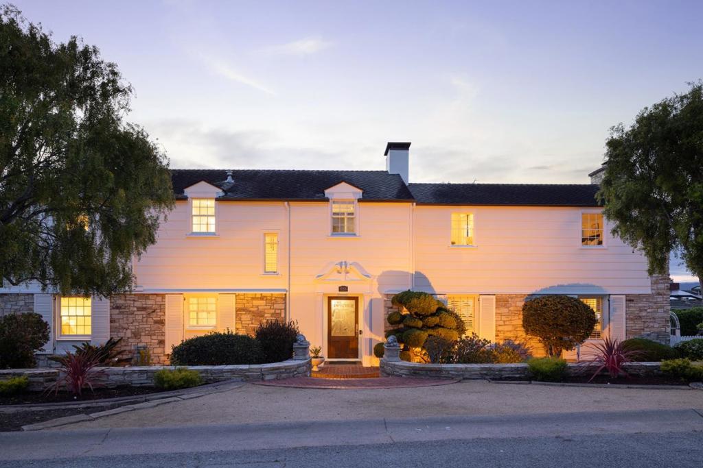 888 Del Monte Boulevard