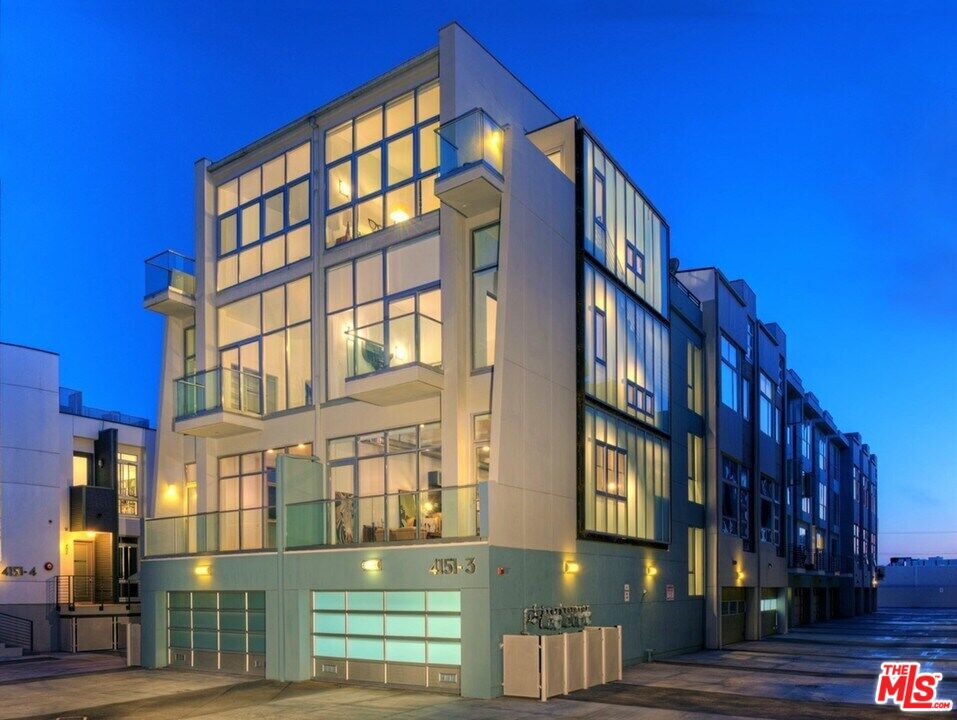 4151 Redwood Avenue 211