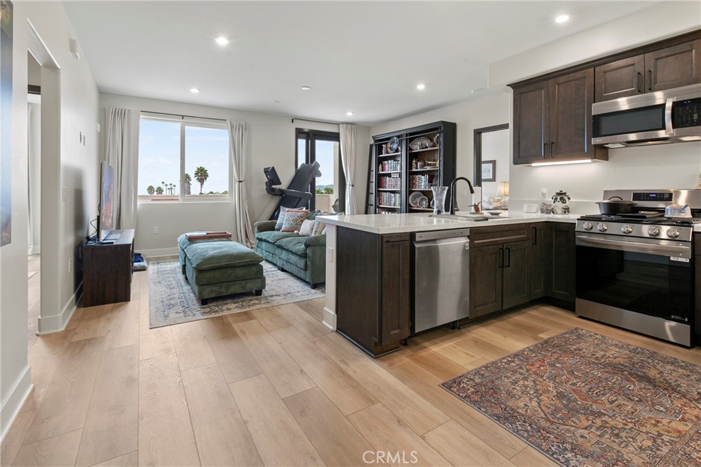 402 W Grand Ave 401