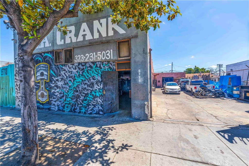 5726 S CENTRAL Avenue