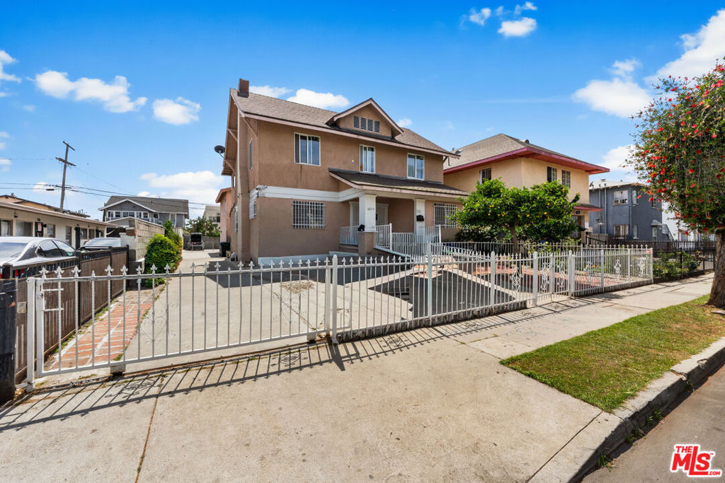 602 W 40th Place
