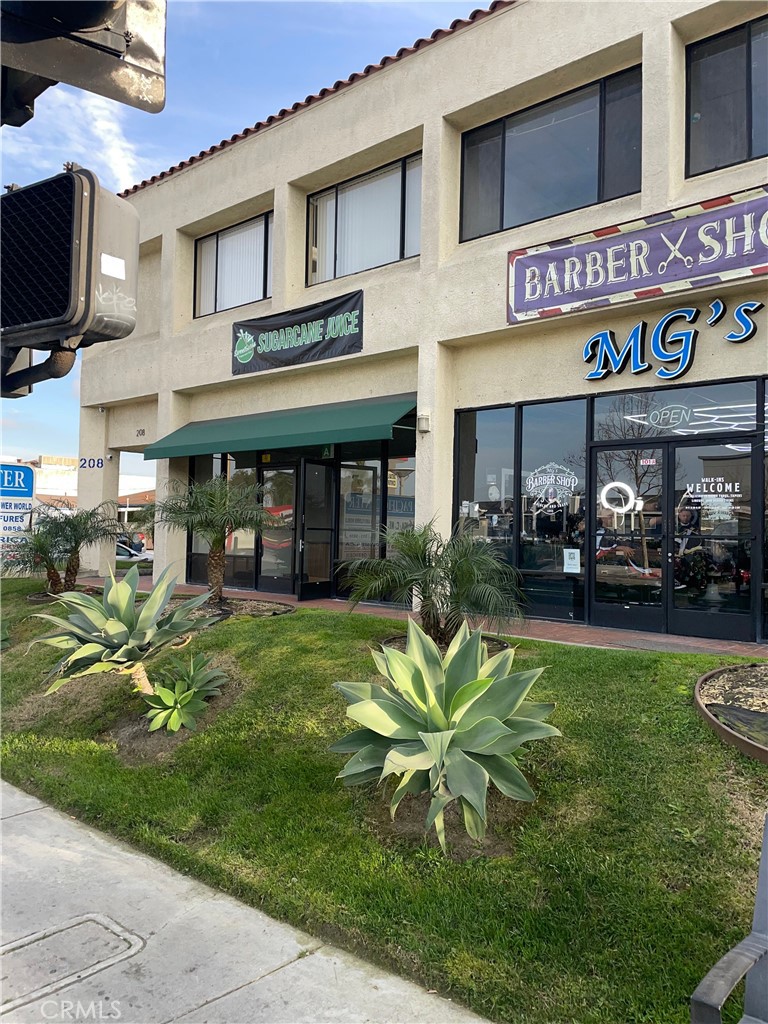 208 E Carson