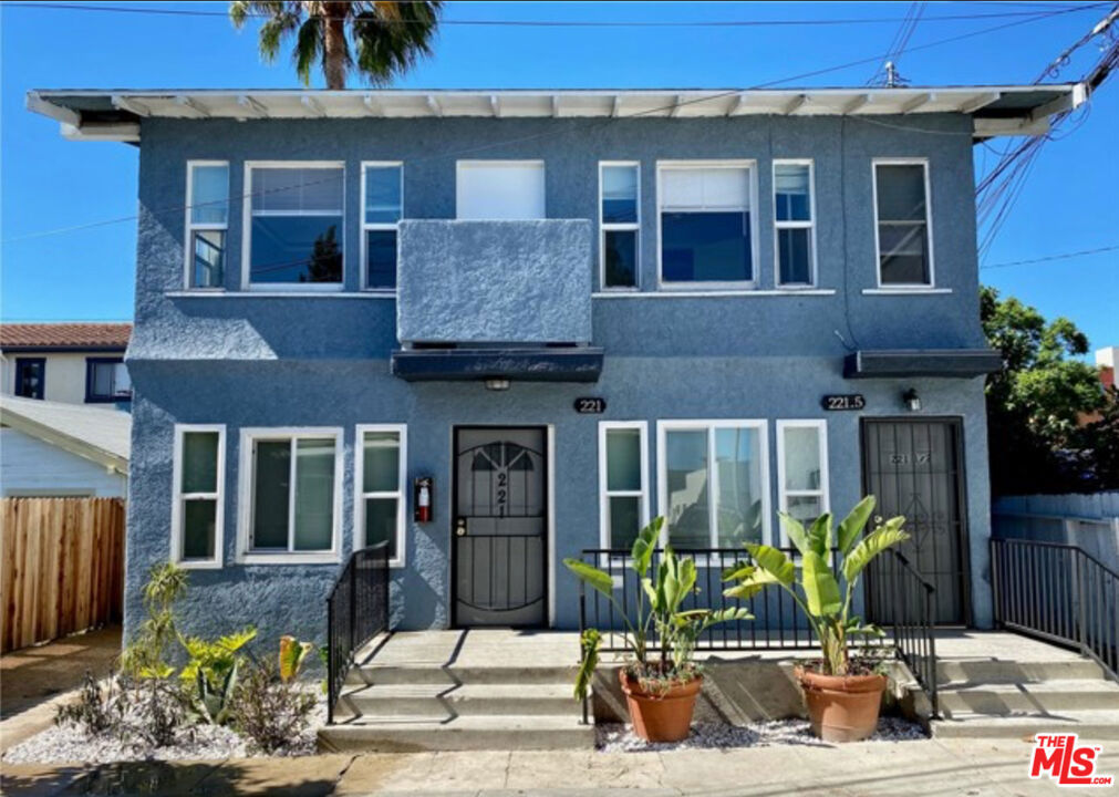 219 E 10th Street