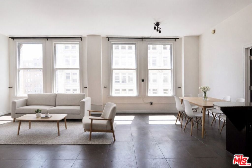 215 W 7th Street 907