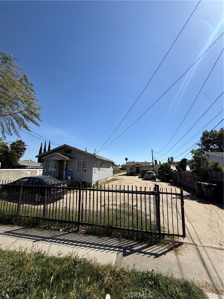 2402 E 126th