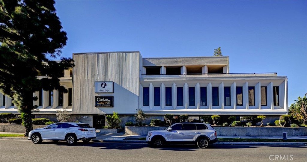 10841 Paramount 204