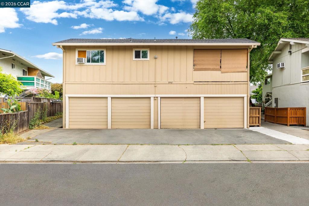 2561 Camara Cir