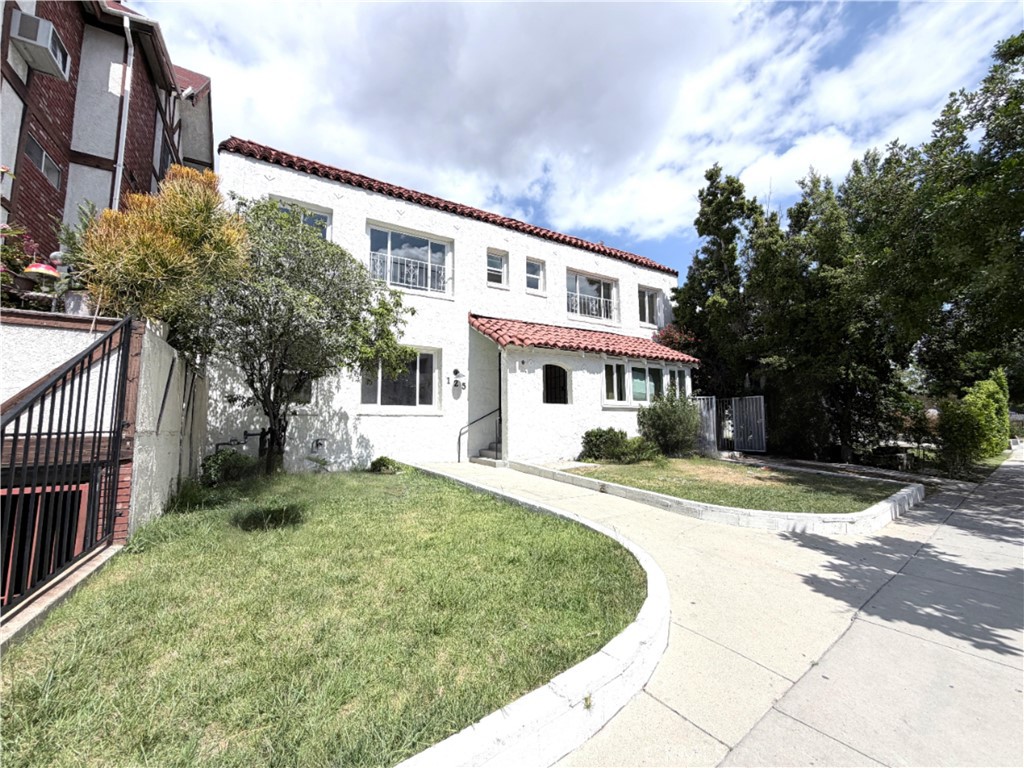 125 W Chestnut 202