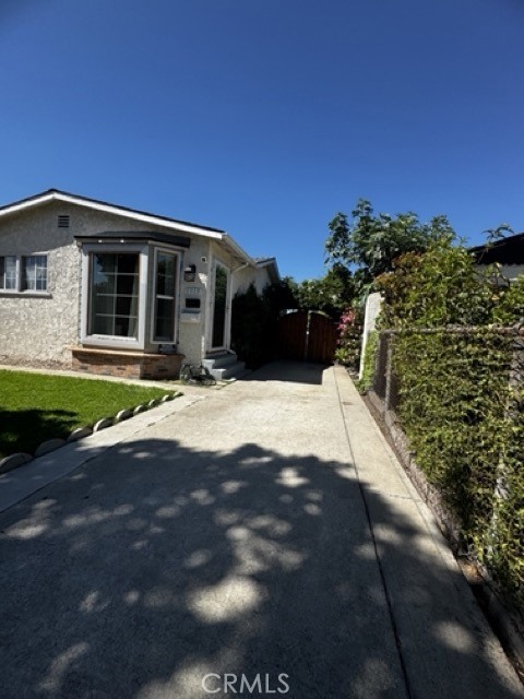 1115 E 105th
