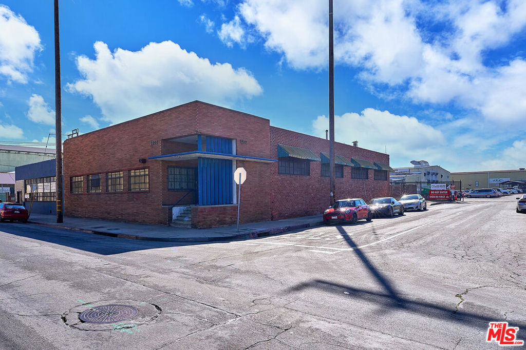 2302 E 38th Street