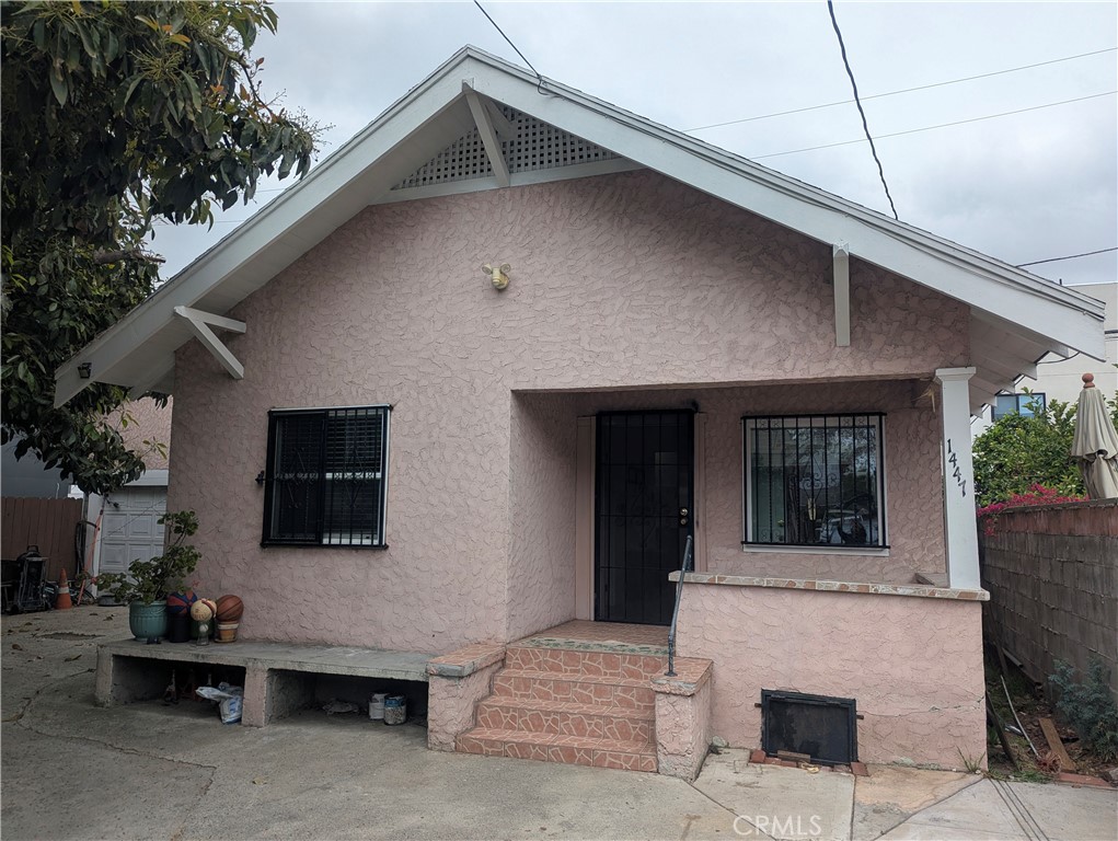 1447 W 37th Place