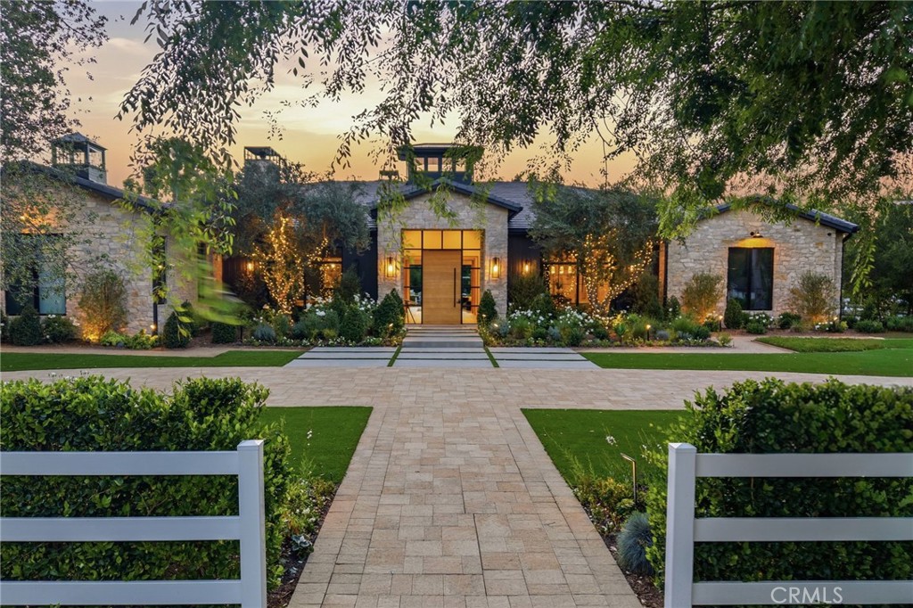 5241 Twin Oaks
