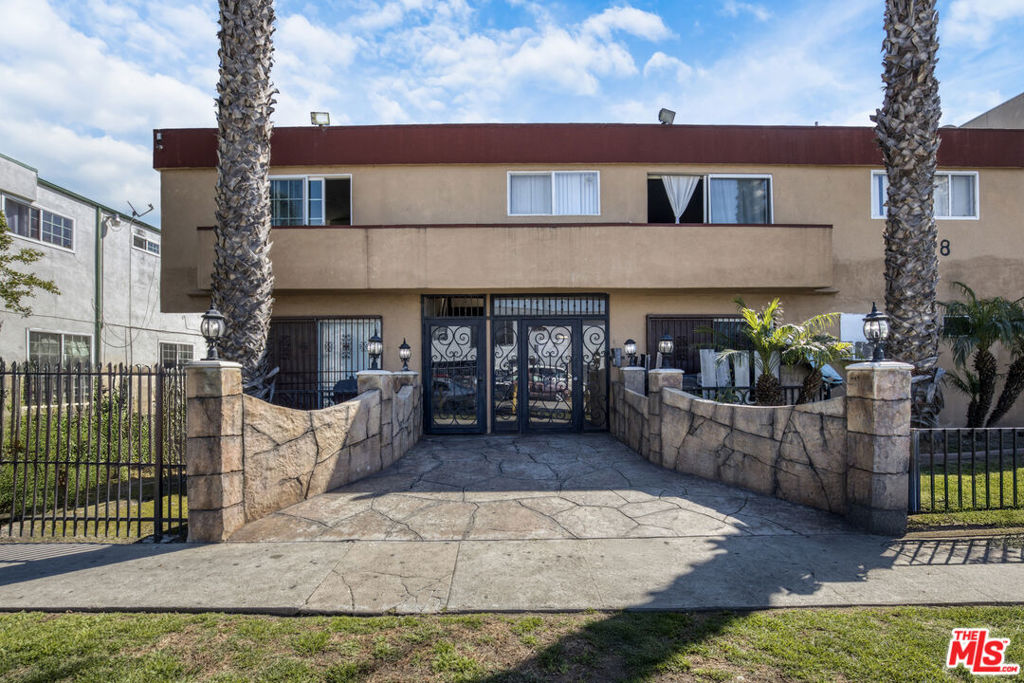2718 S Cochran Avenue