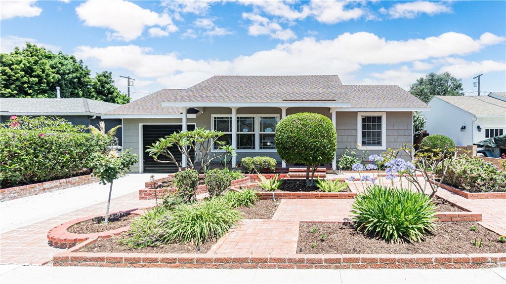 5449 E Fairbrook