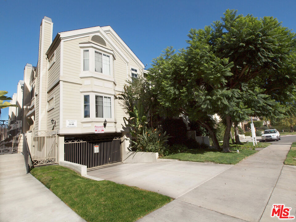 10627 Moorpark Street 4