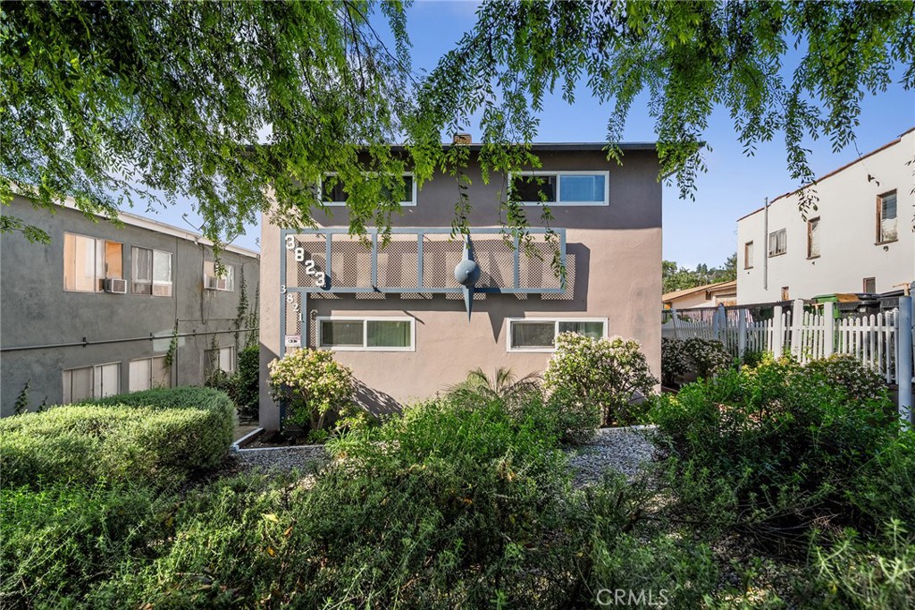 3823 Stockbridge