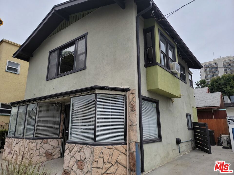 702 CEDAR Avenue