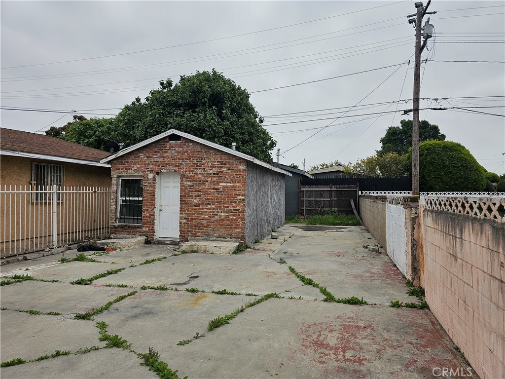 1022 W Compton