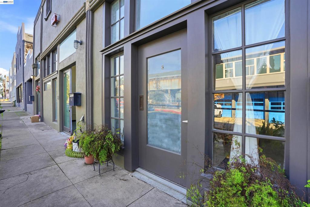 733 Loring Ave