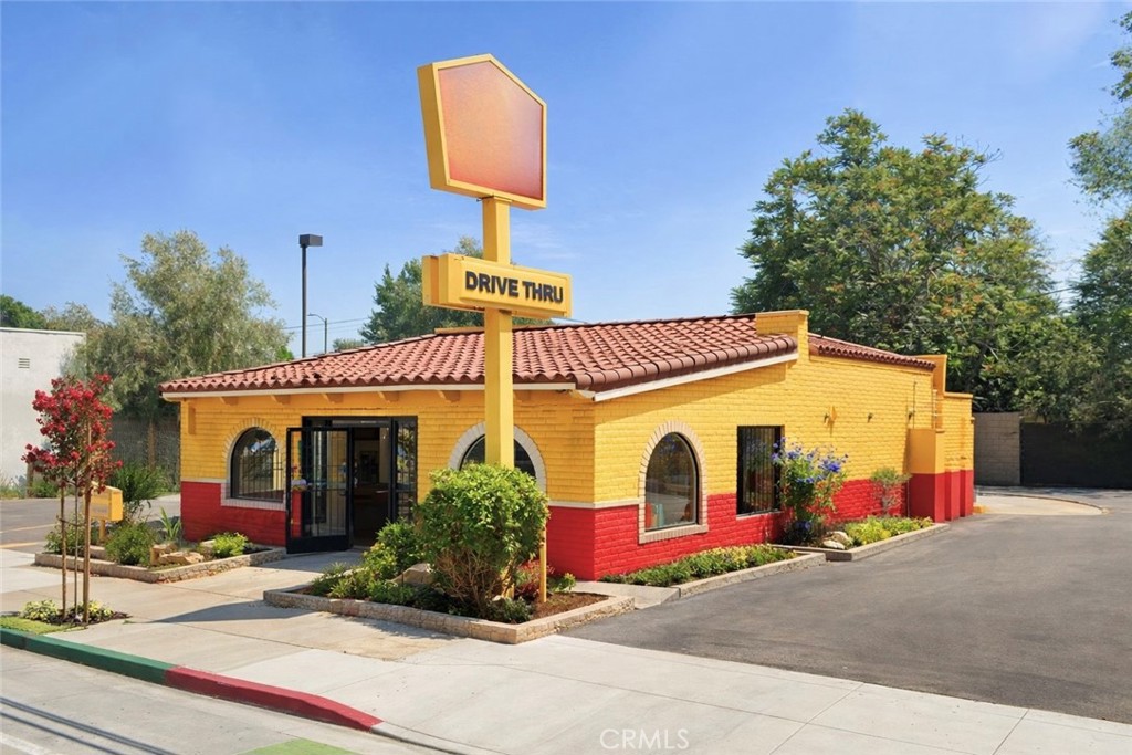 1236 E Artesia