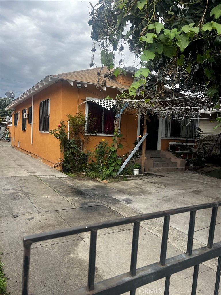1221 W 38th