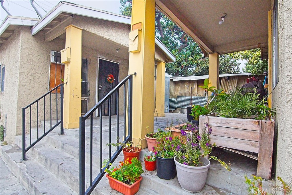 6905 Compton