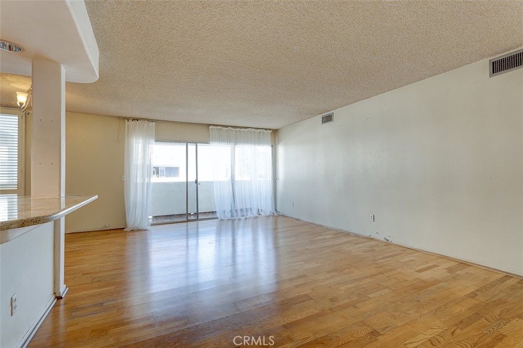 5454 Zelzah Avenue 215