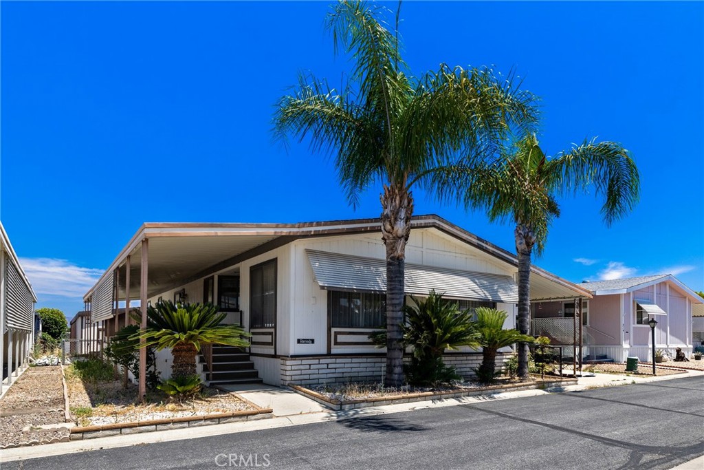 1300 W Menlo Avenue 215