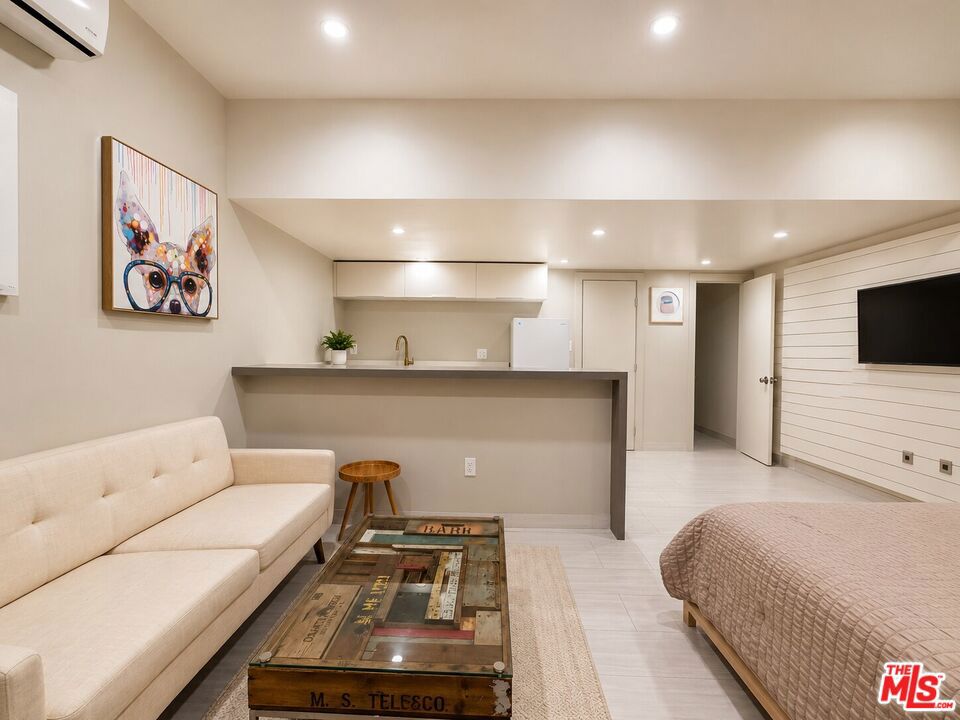 508 N Kings Road 5