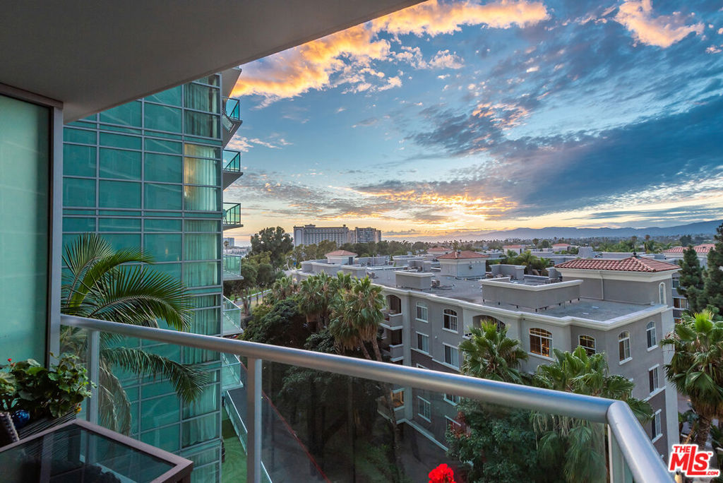 13700 Marina Pointe Drive 610