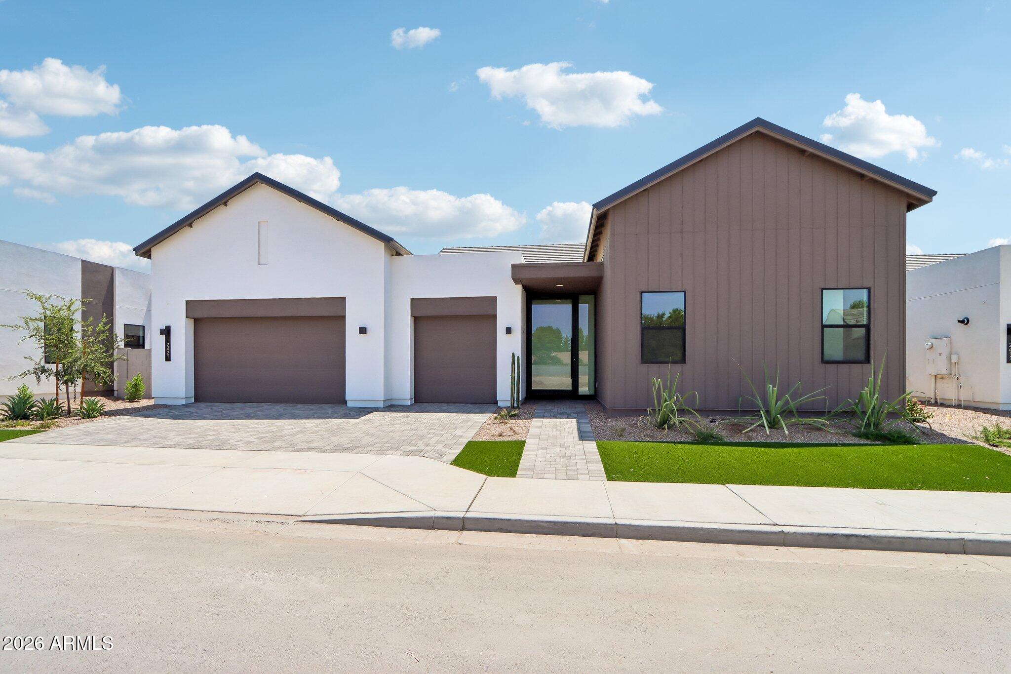 2421 E AQUARIUS Place, Chandler, AZ 85249