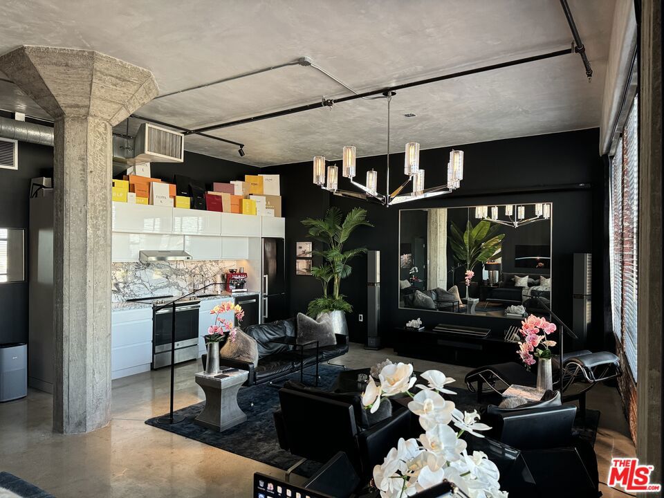 315 E 8th Street 1105